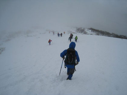 来たコースを下山することに