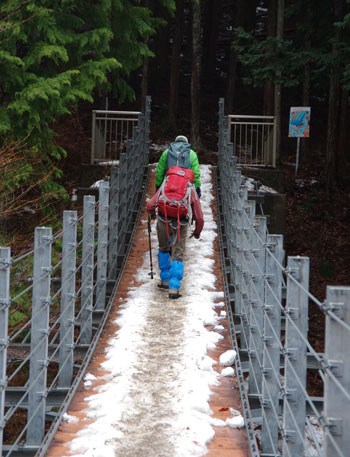 登山口の吊り橋を渡る