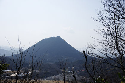 三上山の北面がよく見える