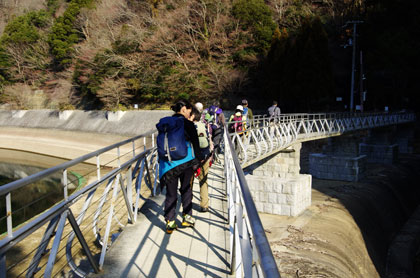 布引貯水池を行く