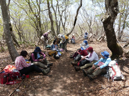 釈迦岳山頂で昼食