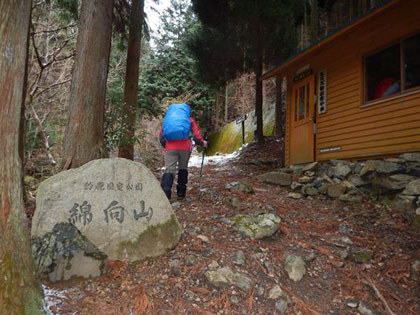 ヒミズ谷出合小屋通過