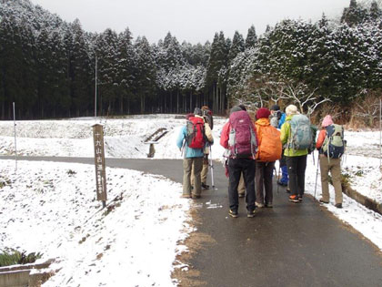 登山口へ向う