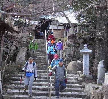 鷲林寺に下る