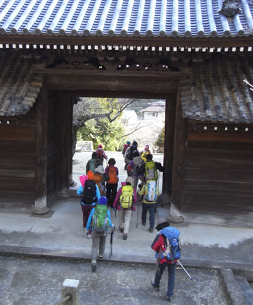 神呪寺山門に下山した