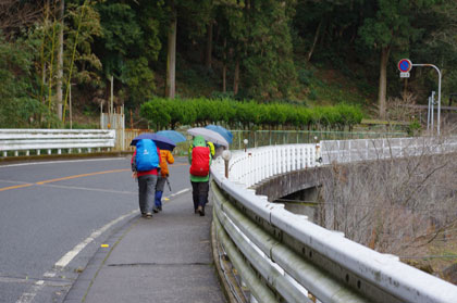 岩湧山登山口へ向かう