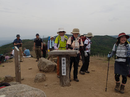 赤坂山山頂に立つ