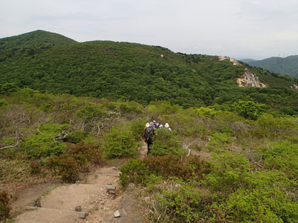 三国山へ向かう