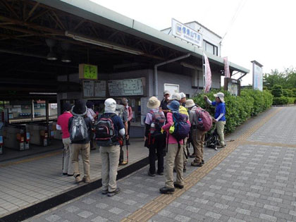 信貴山下駅に着き解散