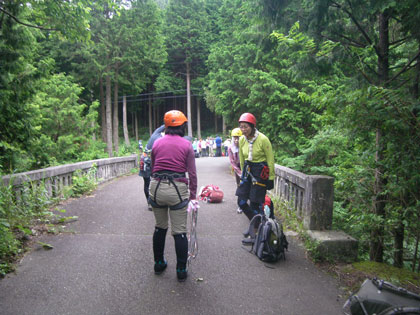 東山橋にて入谷の準備