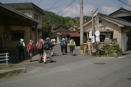 音羽集落に登山口がある