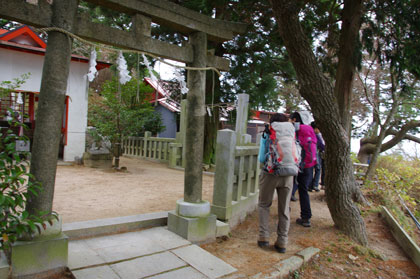 石宝殿裏に登り着く