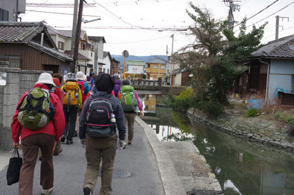 紀三井寺への参詣道を行く