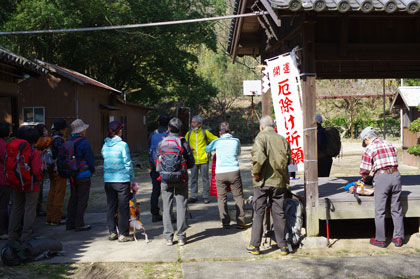 内原神社で出発準備く