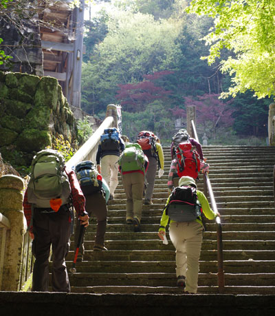 狸谷山の本堂へ