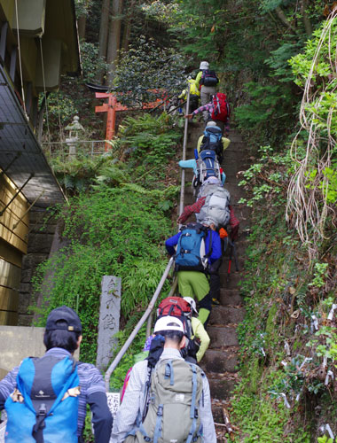 本堂から山道へ