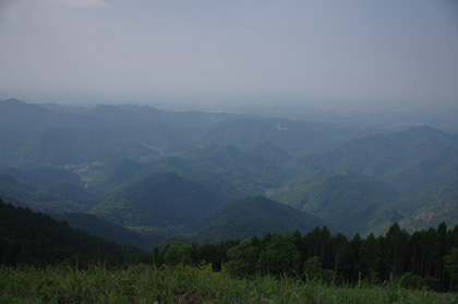 登ってきた尾根を見下ろす