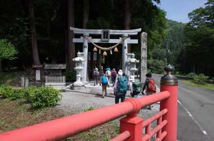 六所神社へ向かう