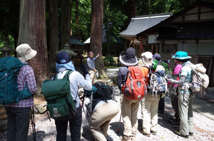 六所神社で出発のあいさつ