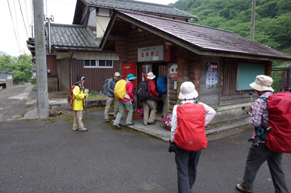 椿坂のバス停に到着