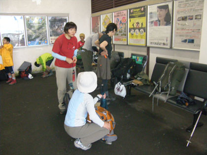 北小松駅にて準備