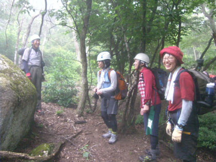 滝山登山道を下降する