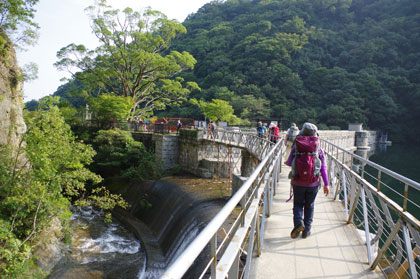 布引貯水池を渡る