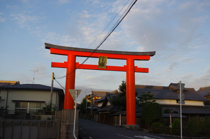 駅近くの鳥居