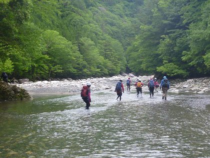 河原を行く