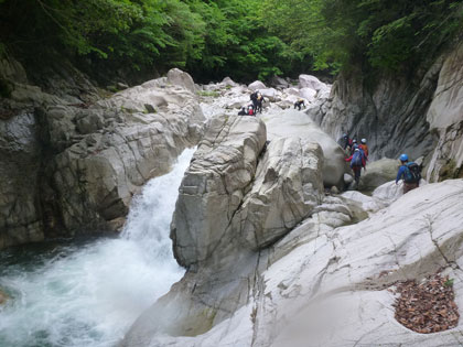 花崗岩の白がまぶしい