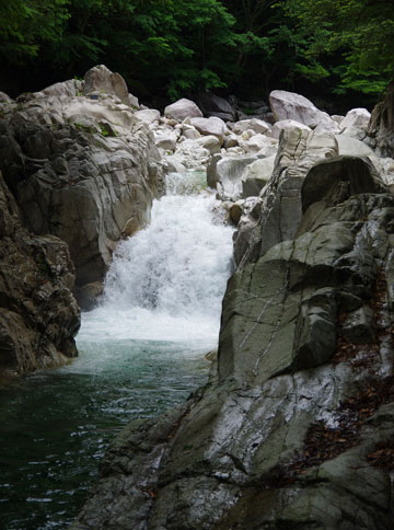 水量は多く堂々とした流れが続く