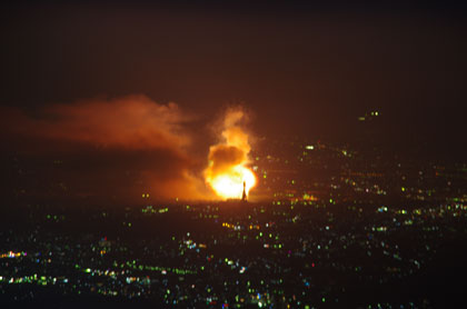 有名な塔が浮かび上がる