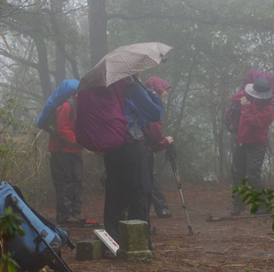 四石山に立つ