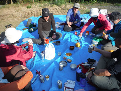 境内で夕食