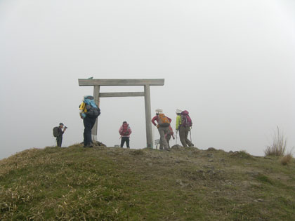 入道ヶ岳山頂に立つ