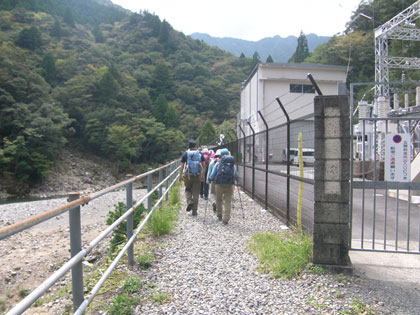 登山口を出発