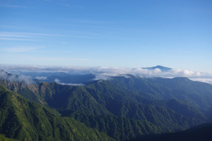 月山を望む